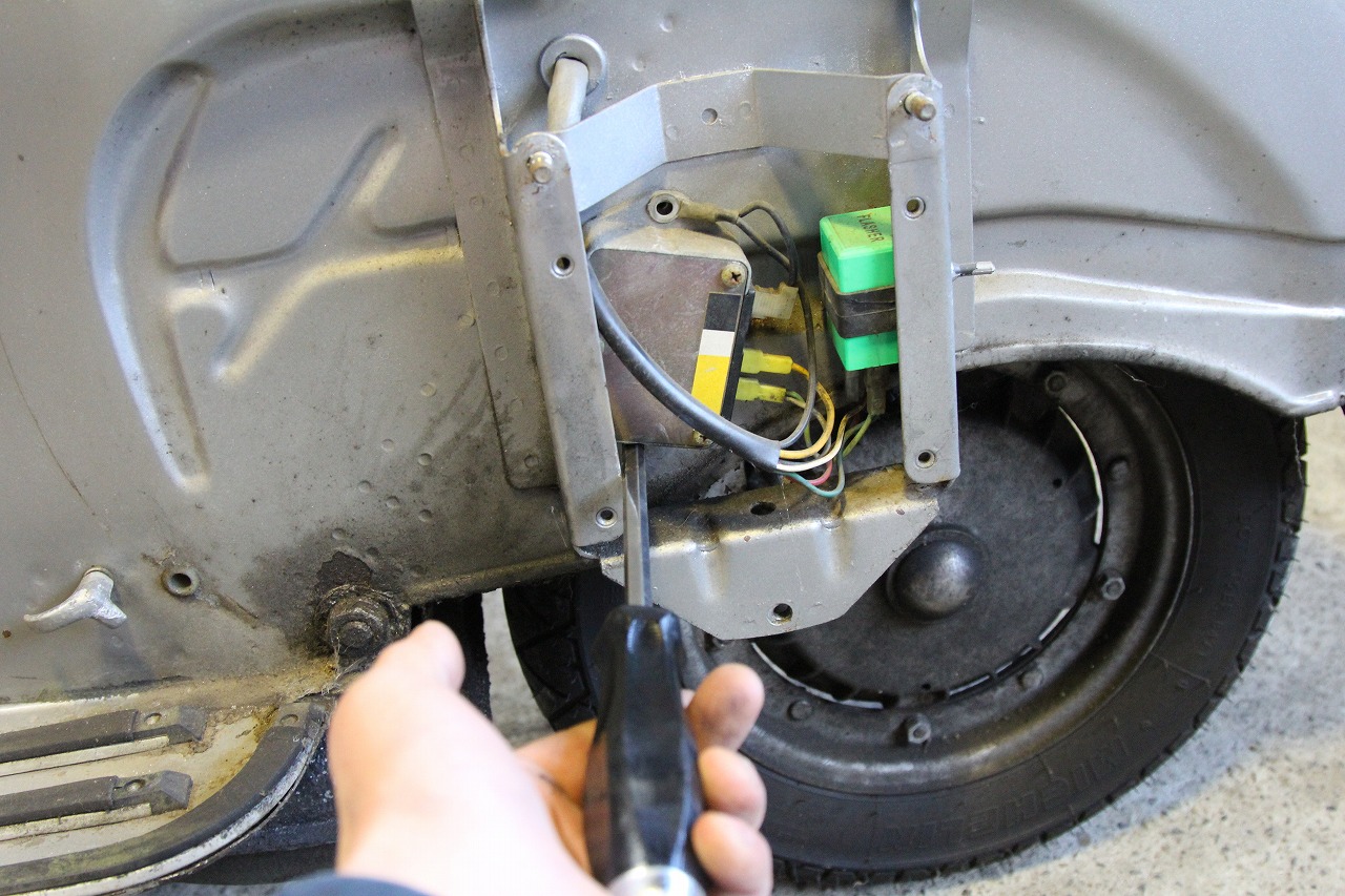 P125Xのレギュレーター取り外し作業中
