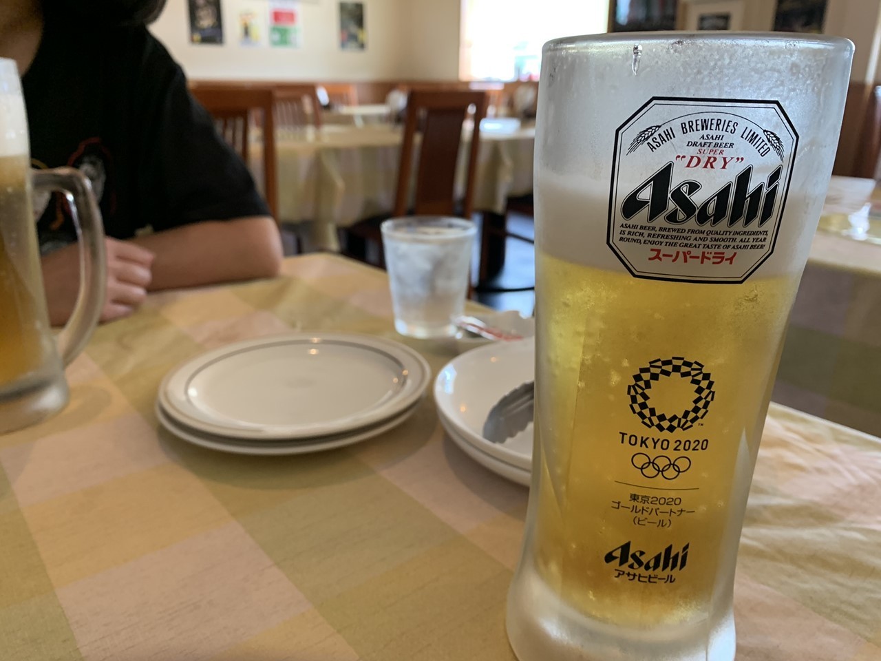 洒落たイタリアンレストランでの生ビール