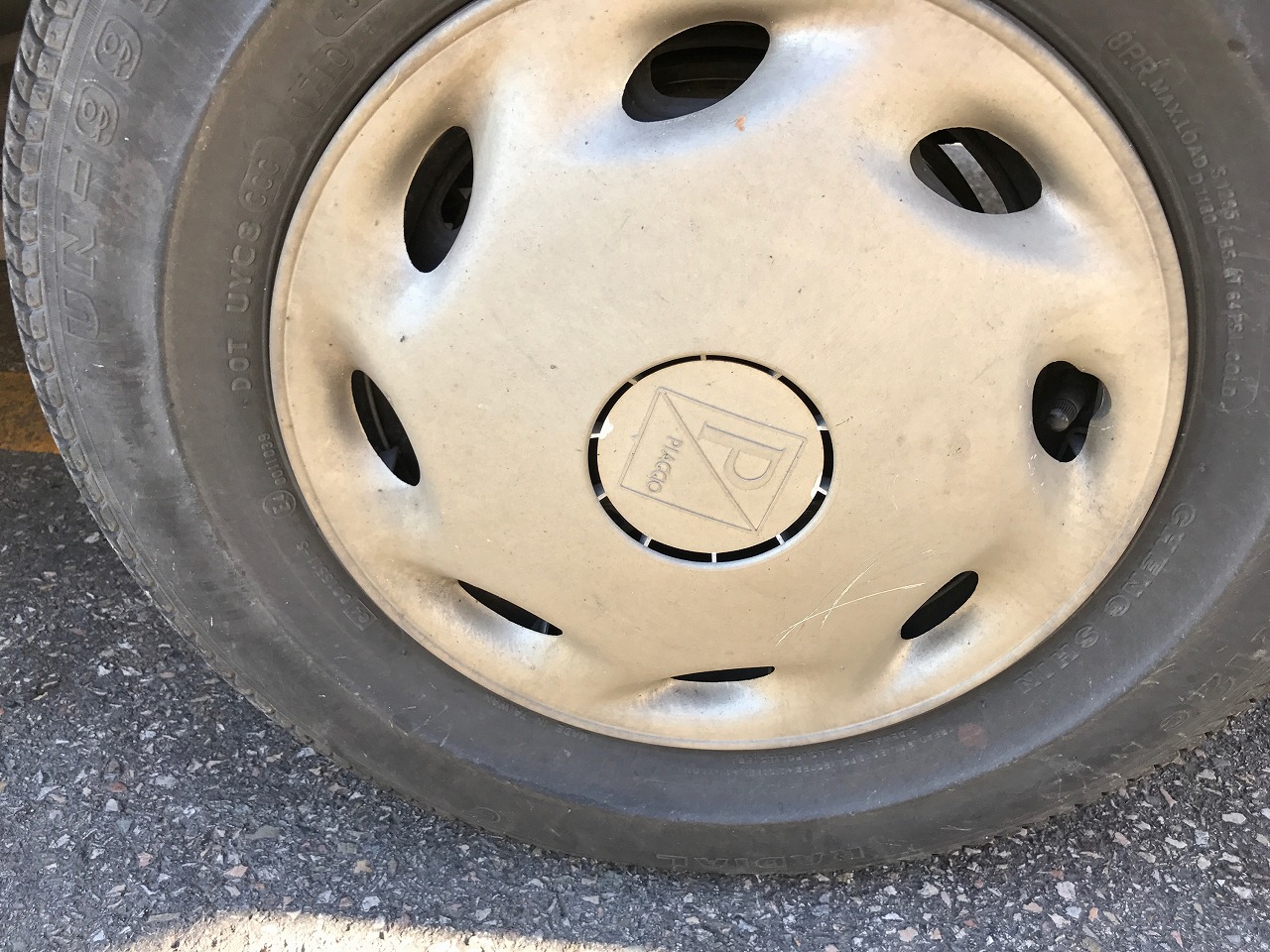 鮮やかな青色のPIAGGIO三輪車