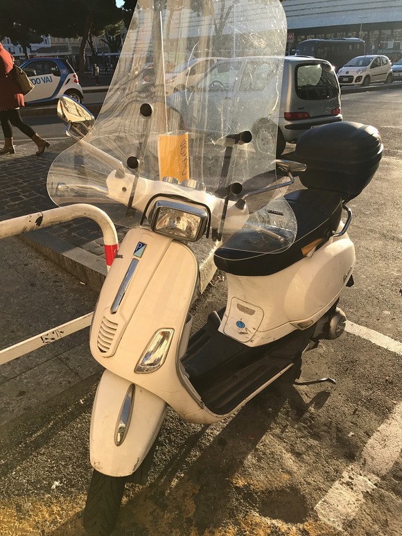 古い町並みの通りに停められたベスパ