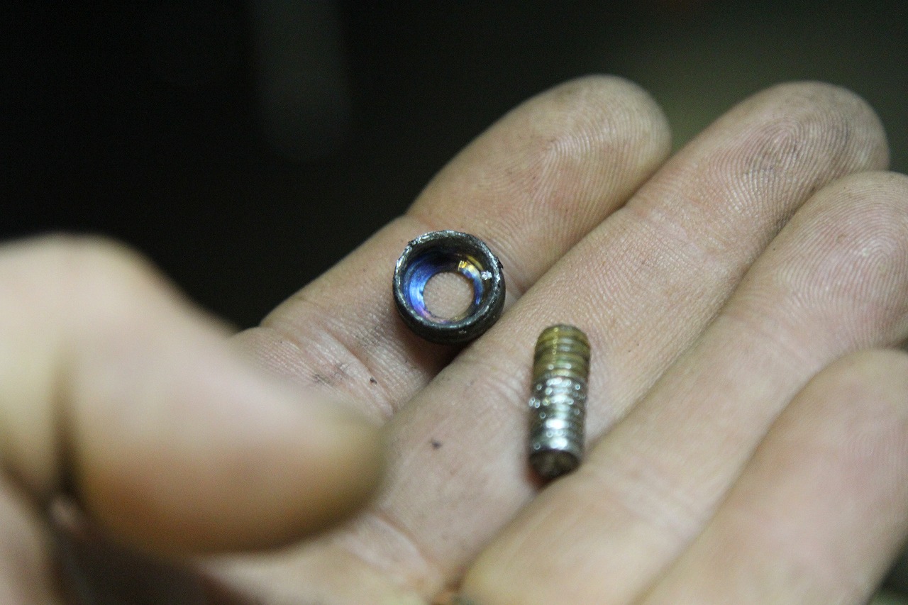 ドリルで破壊して取り外したボルト頭部