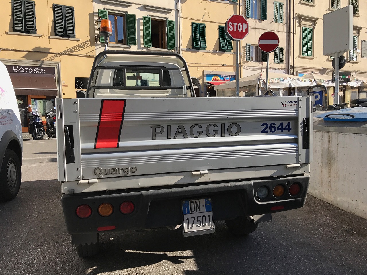 緑のPIAGGIOが道端で停車中
