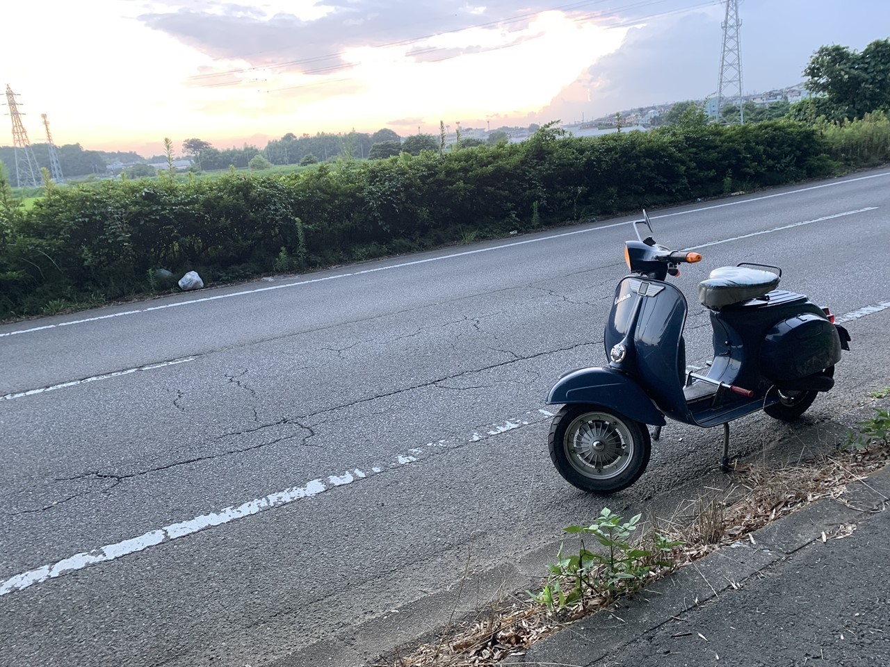 夕暮れ時に再び試運転するベスパ