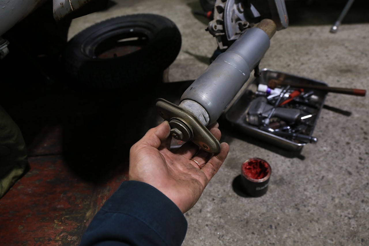 フロントショックのブッシュがへたりガタついたP125X