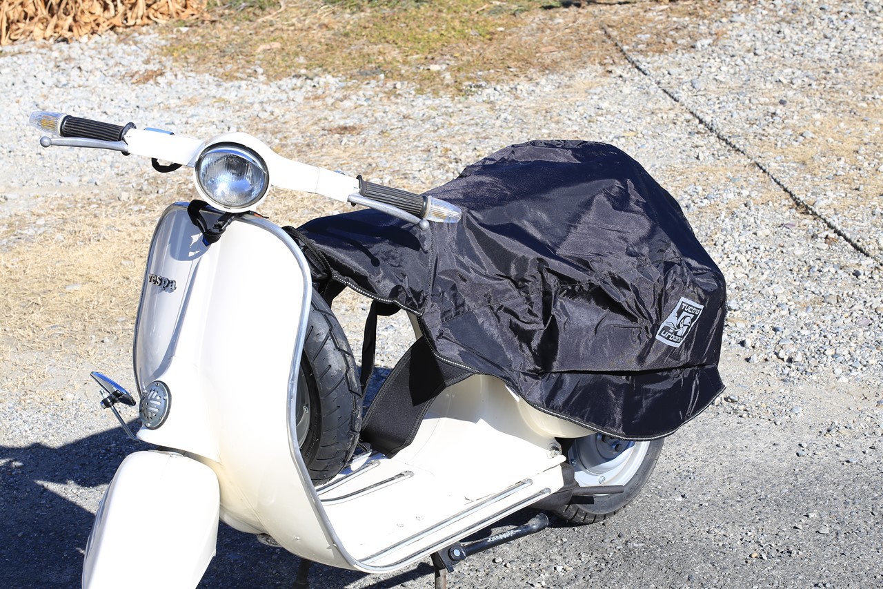 バイクに掛けられたレッグカバー