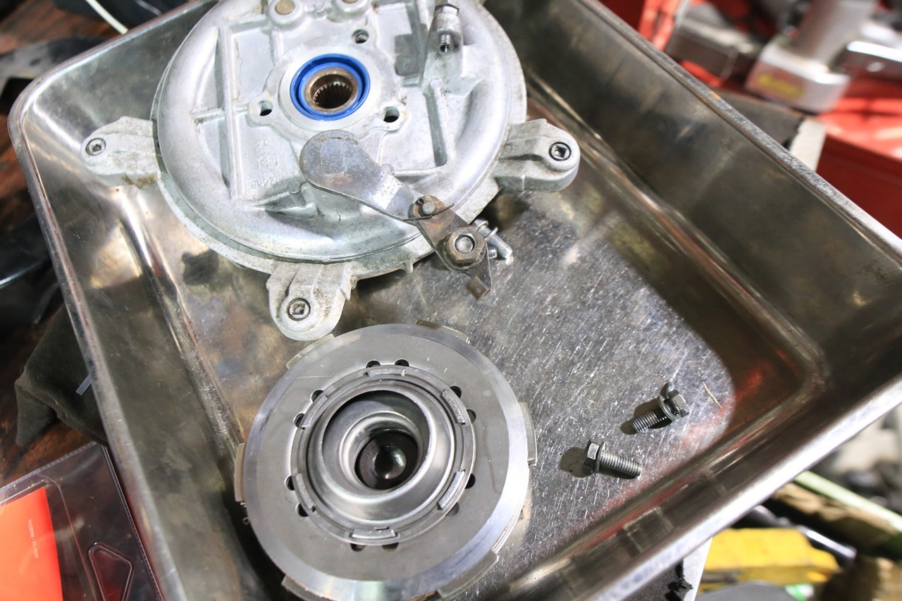 整備工程中のベスパ125ET3部品