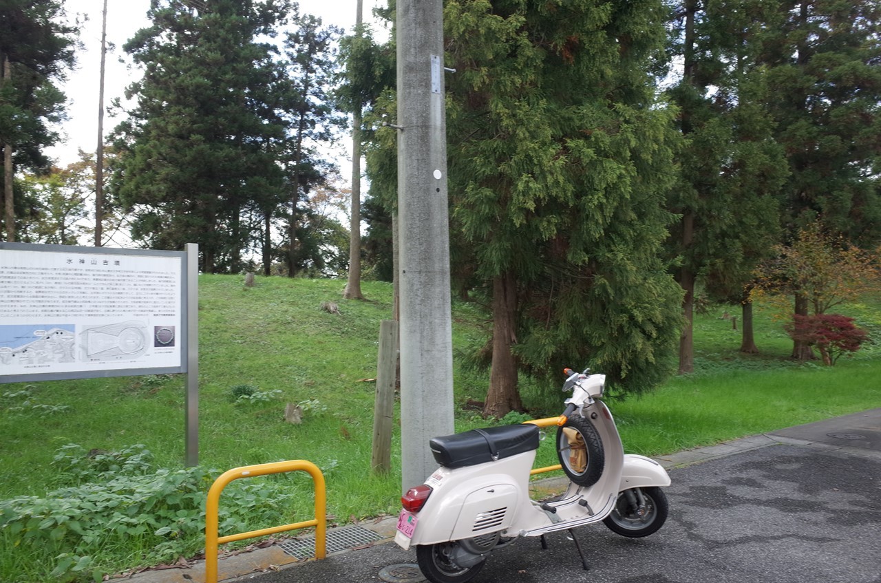 水神山古墳へ向かう途中に立ち寄ったベスパ