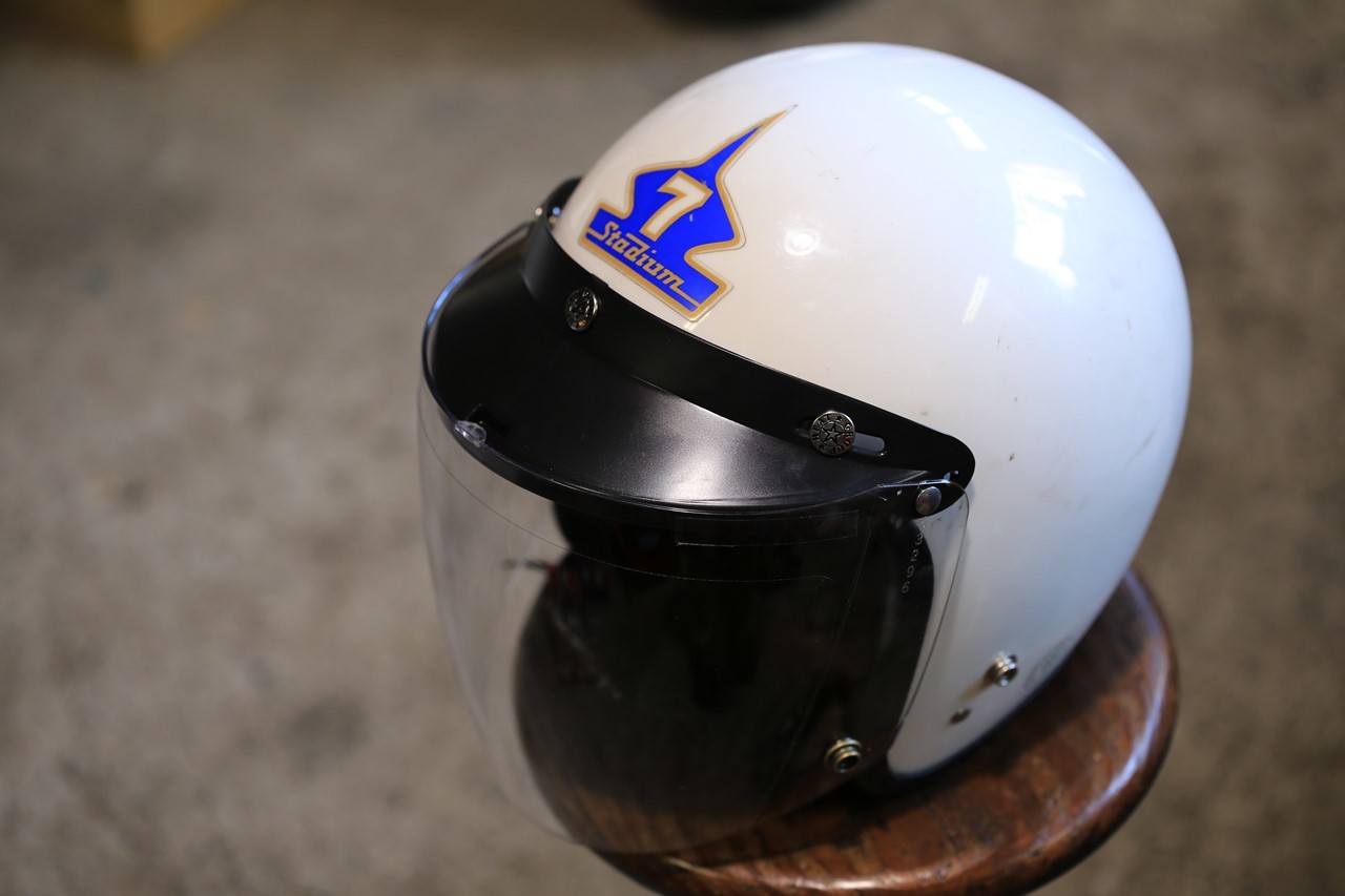 試運転用ヘルメットに新しいシールドを取り付け