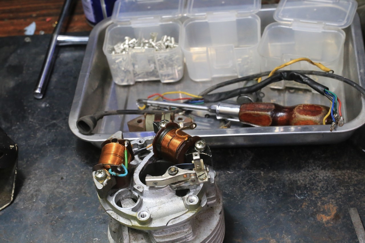 ウィンカー電源コイル交換中のベスパ作業