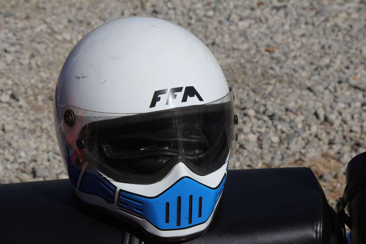 フルフェイスヘルメットを着用したライダー