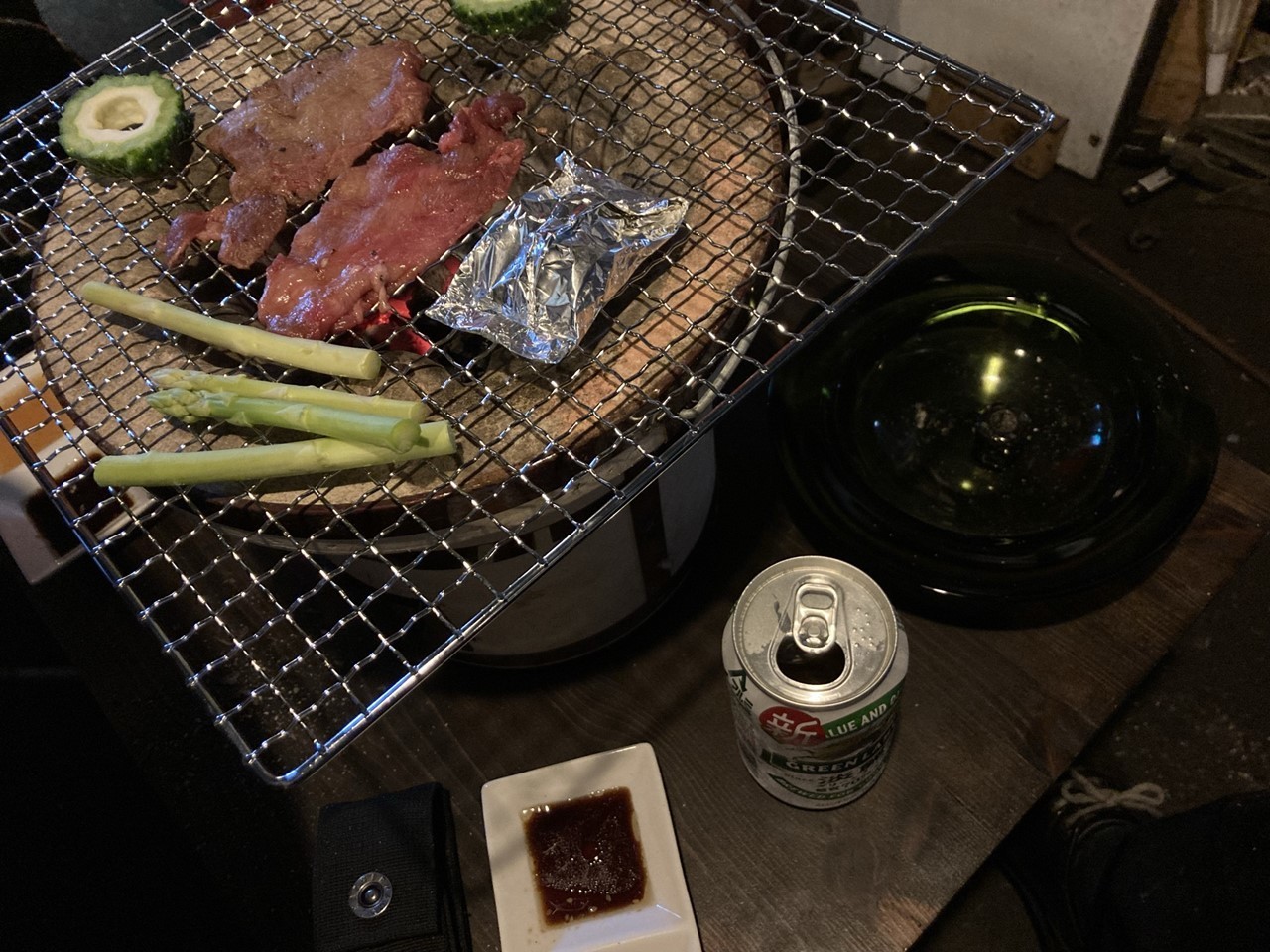 七輪を使った家飲みの風景