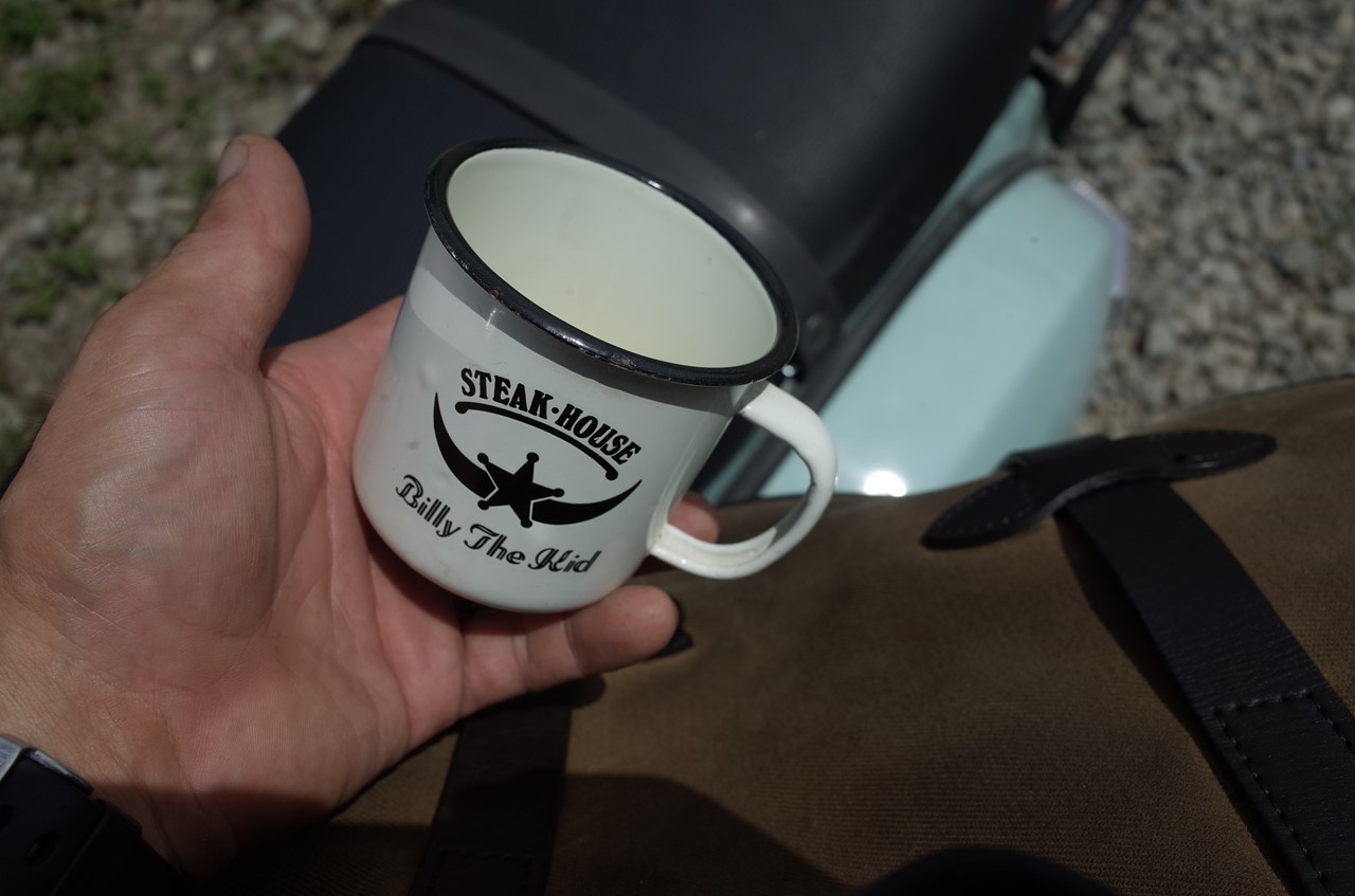 源流の水を飲むために用意したマグカップ
