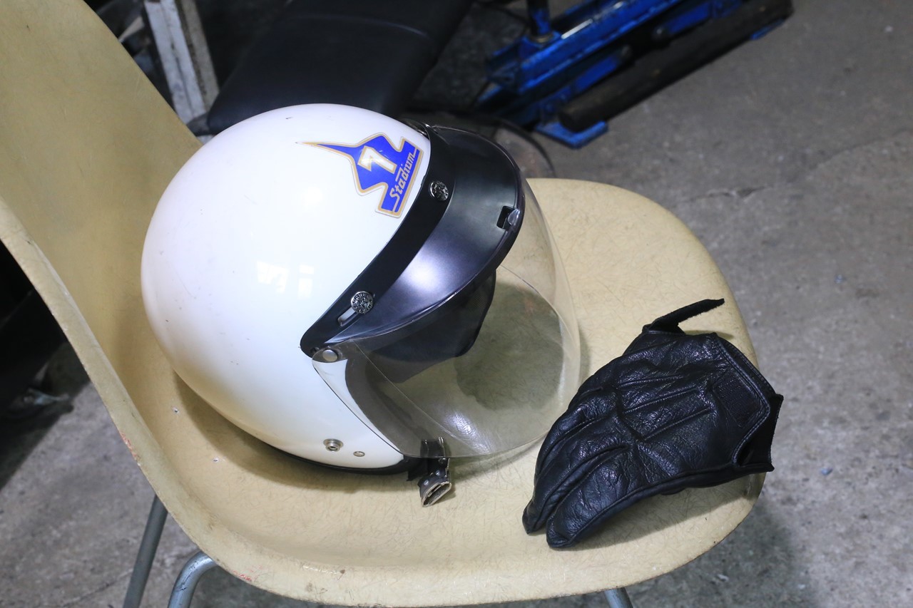 寒さ対策でシールドを装着したヘルメット