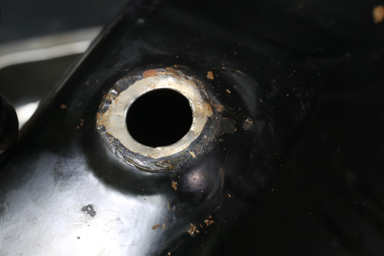 底が凹みコーキングで固められたフューエルタンク