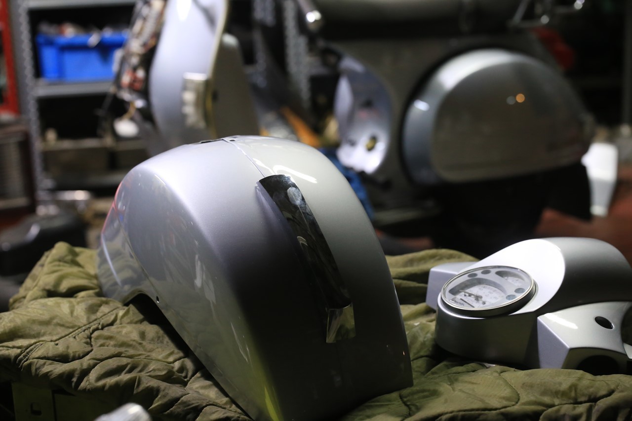 板金塗装から戻ったPX200FL2のパーツ