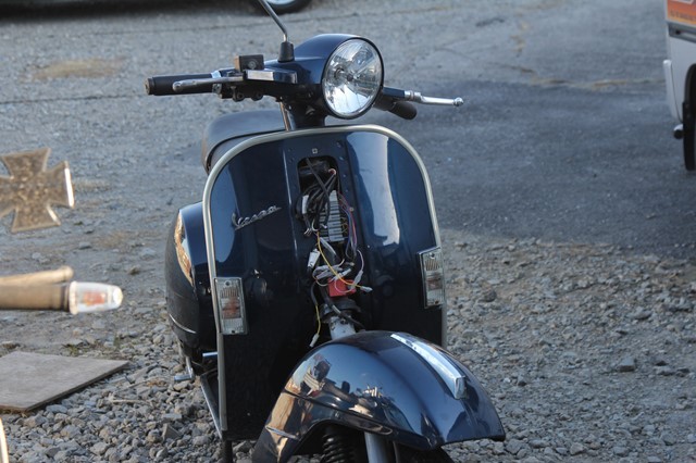 修理中のベスパPX125FL2