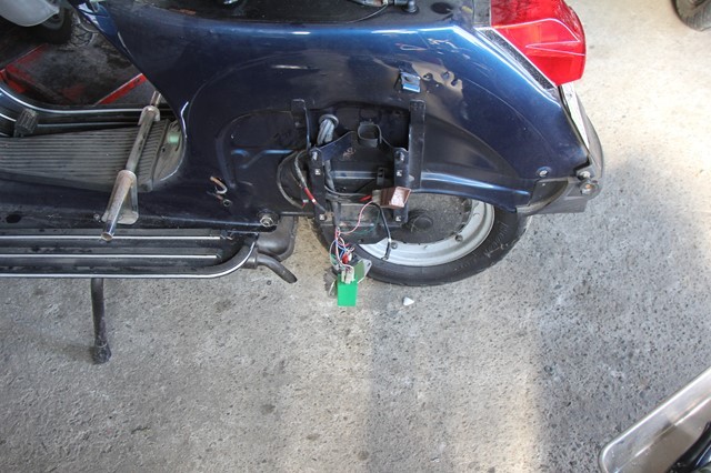 配線点検作業中のベスパPX125FL2