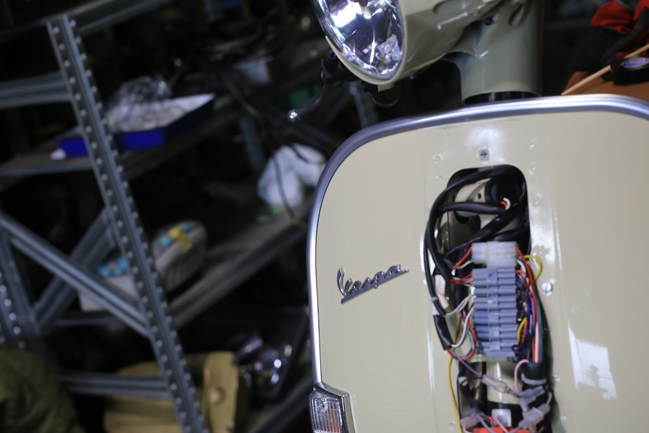 PX200FL2にプラスチック製のレッグシールドモールを取り付けている様子