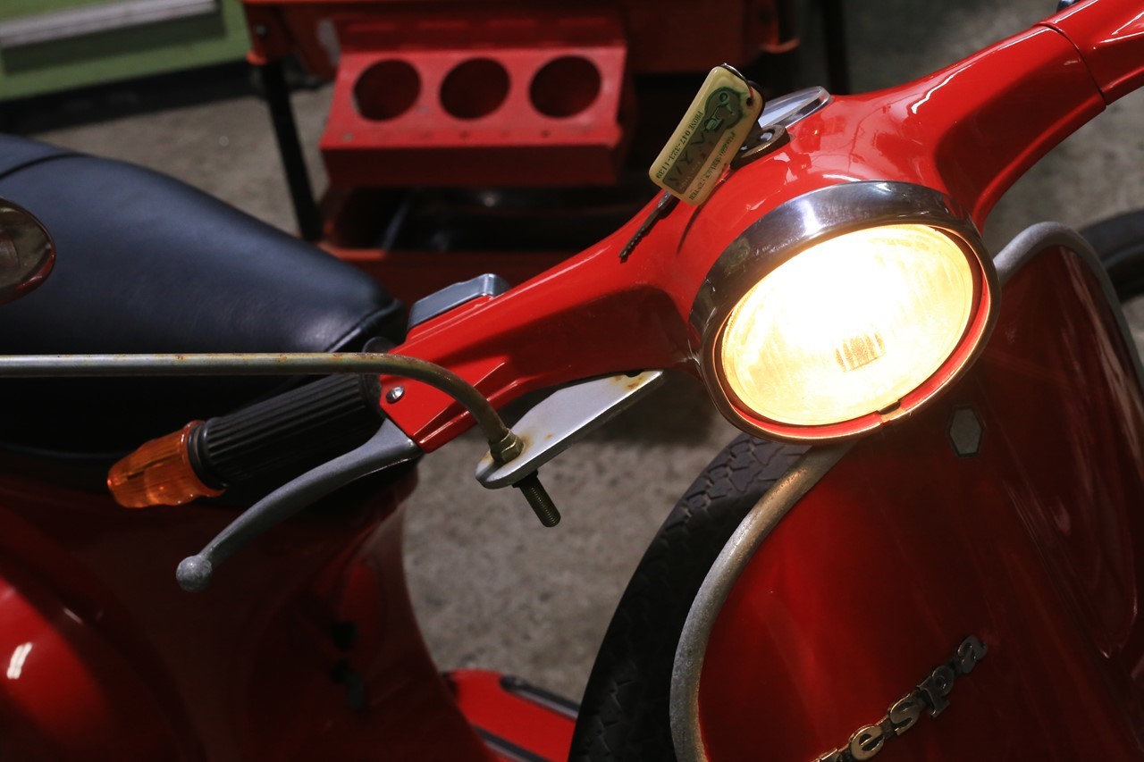 ライト点灯中の赤いベスパ125ET3