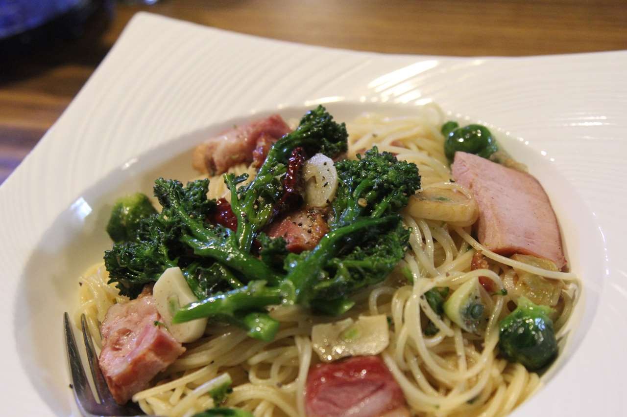 収穫した芽キャベツとスティックセニョールを使ったパスタ