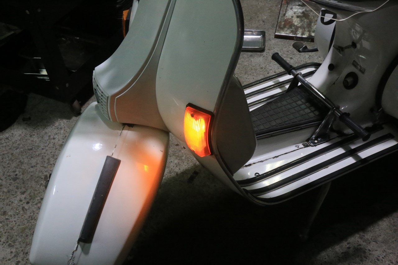 ウィンカー不調のP200Eを点検する様子