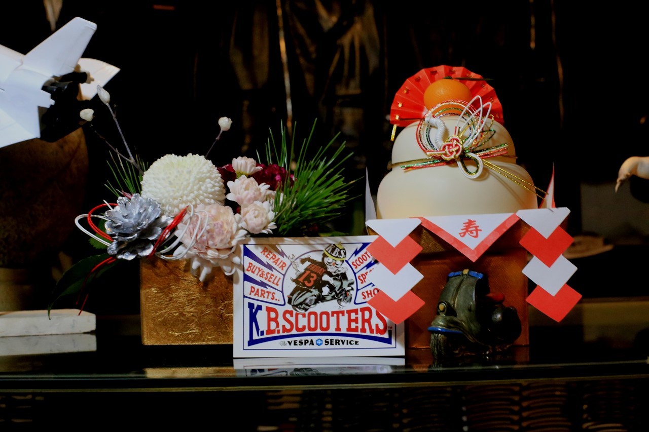 正月飾りとK.B.SCOOTERSのプレート