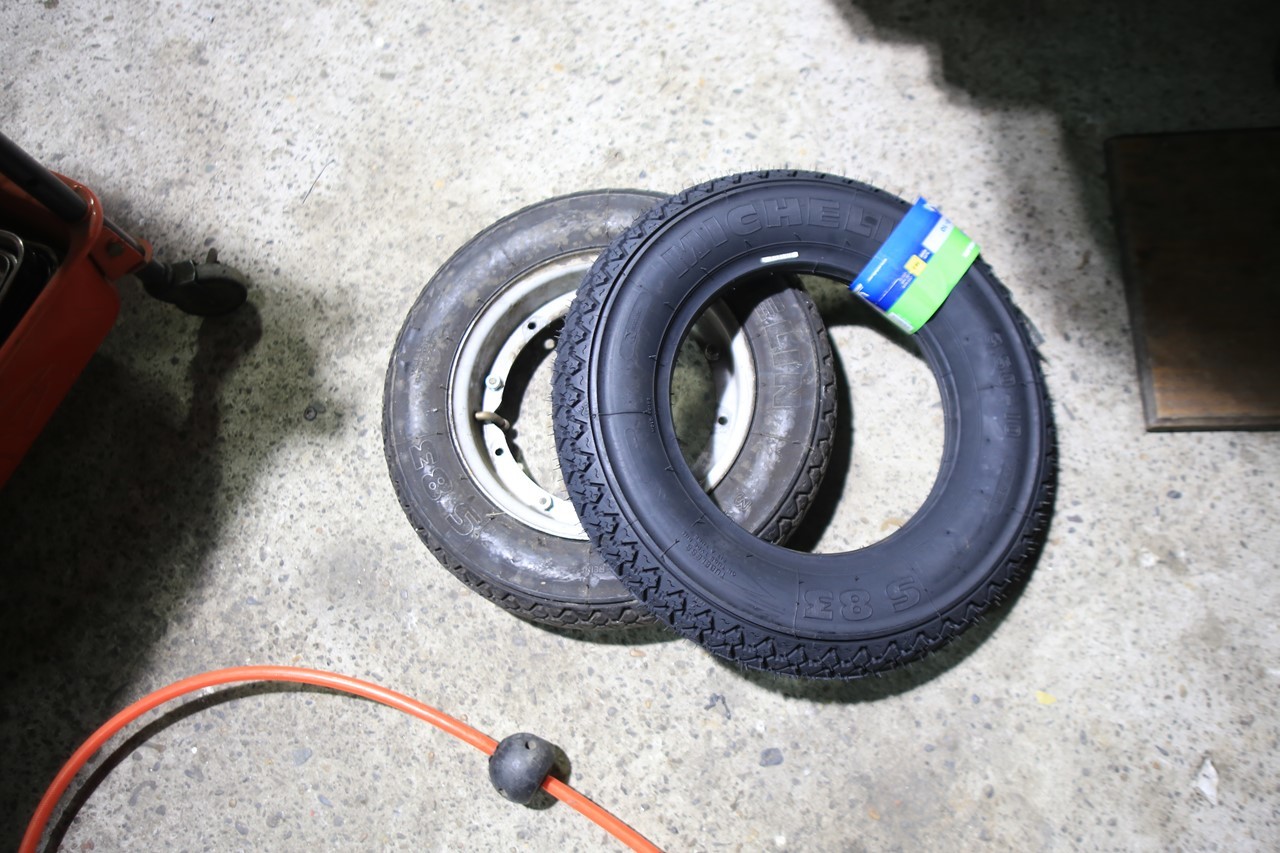 他車両のタイヤ交換とベスパ50sの仕込み作業