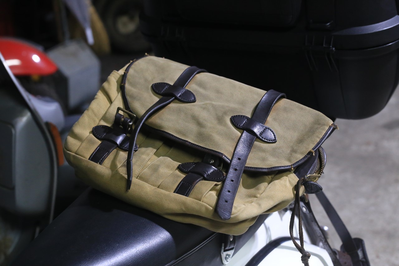 必要な荷物を詰め込んだ鞄