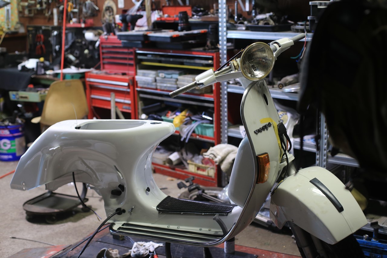 サイドカー組み立て作業の進行が滞っている様子