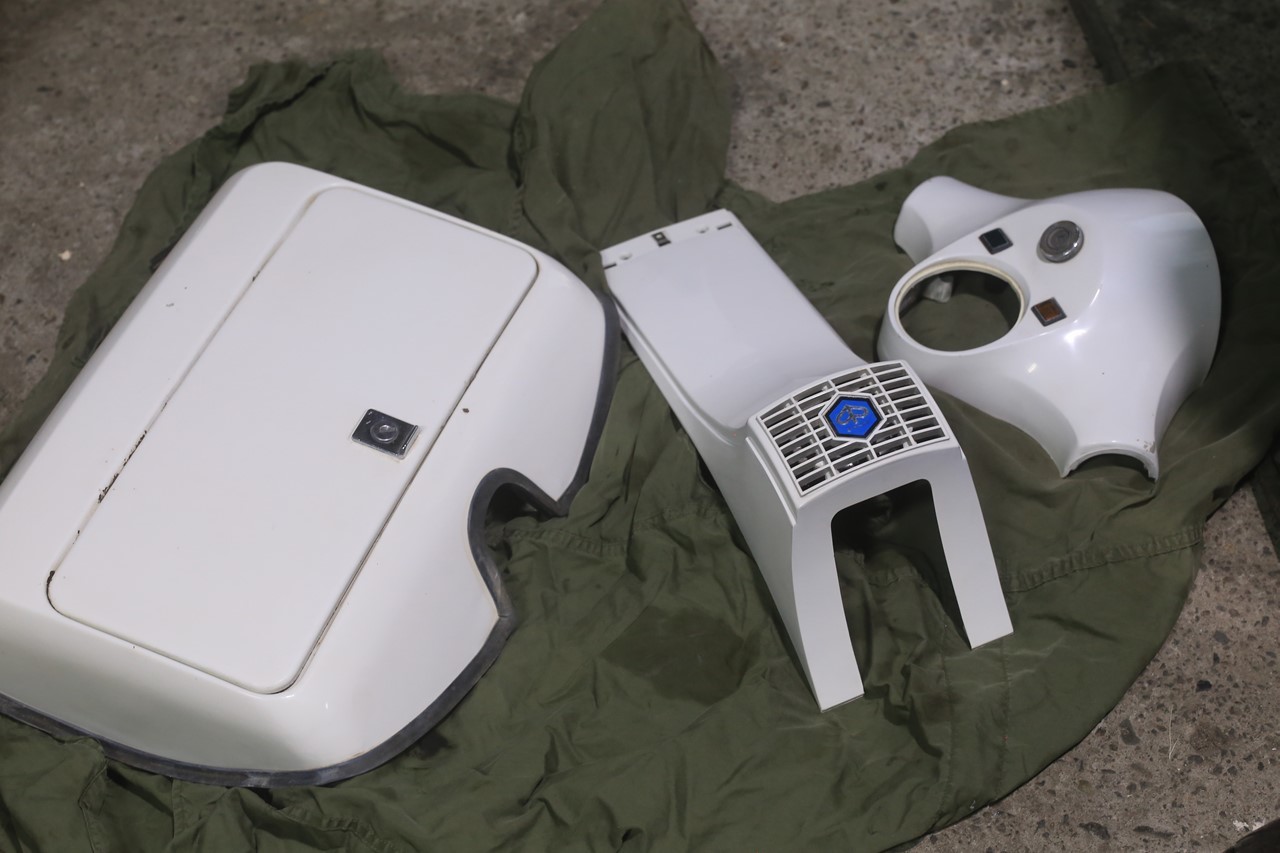 P200Eの樹脂パーツを手磨きしている様子
