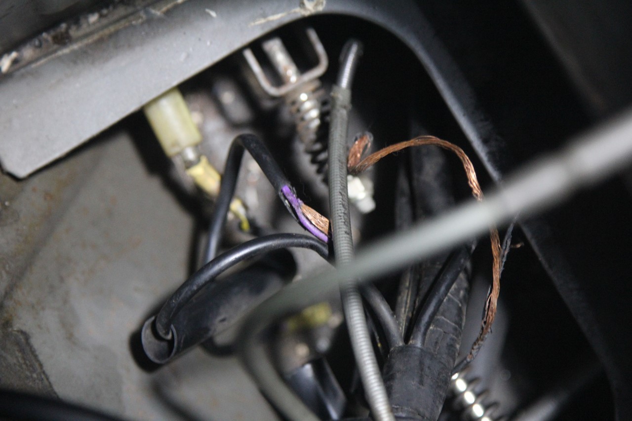 剥き出しになったウィンカーと電源の配線