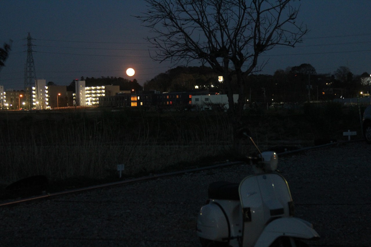 夜空に浮かぶ満月