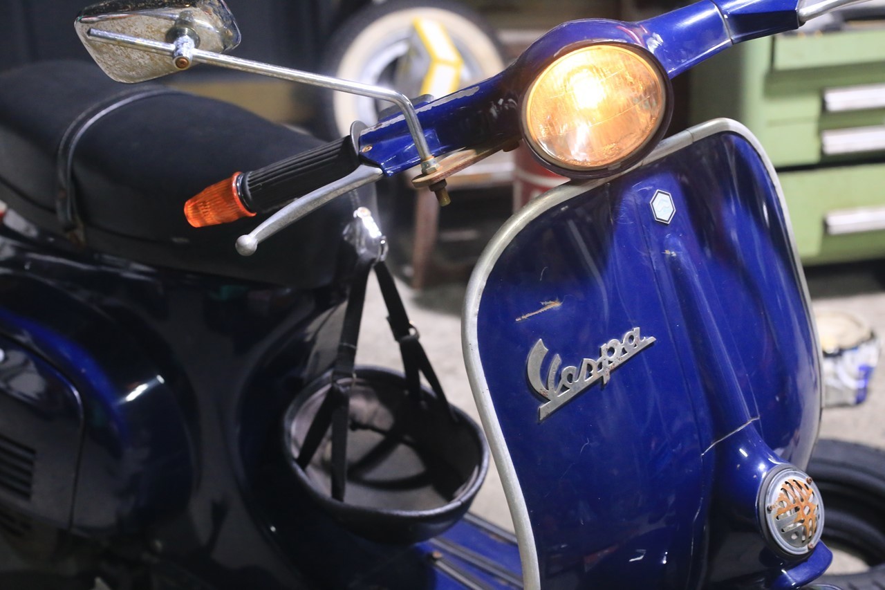 軽整備中のベスパ50s