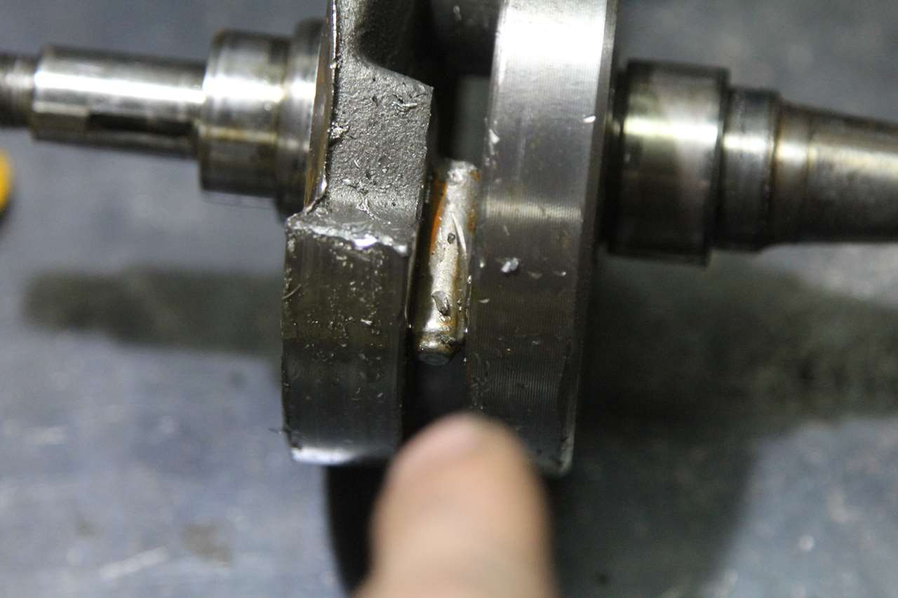 クランク間に落ち込んだシャフトの位置関係（クランク周辺のダメージ）