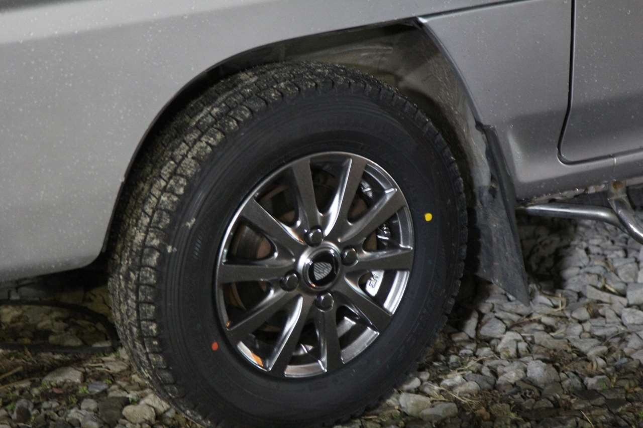 スタッドレスタイヤ装着済みの車（バンド練習移動準備）