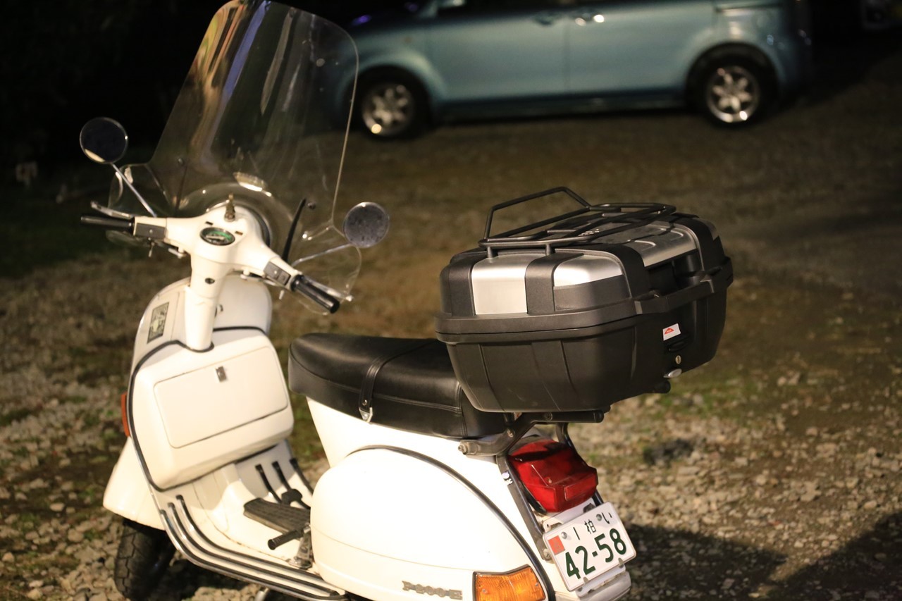 新しいトップケースを装着した青いベスパ