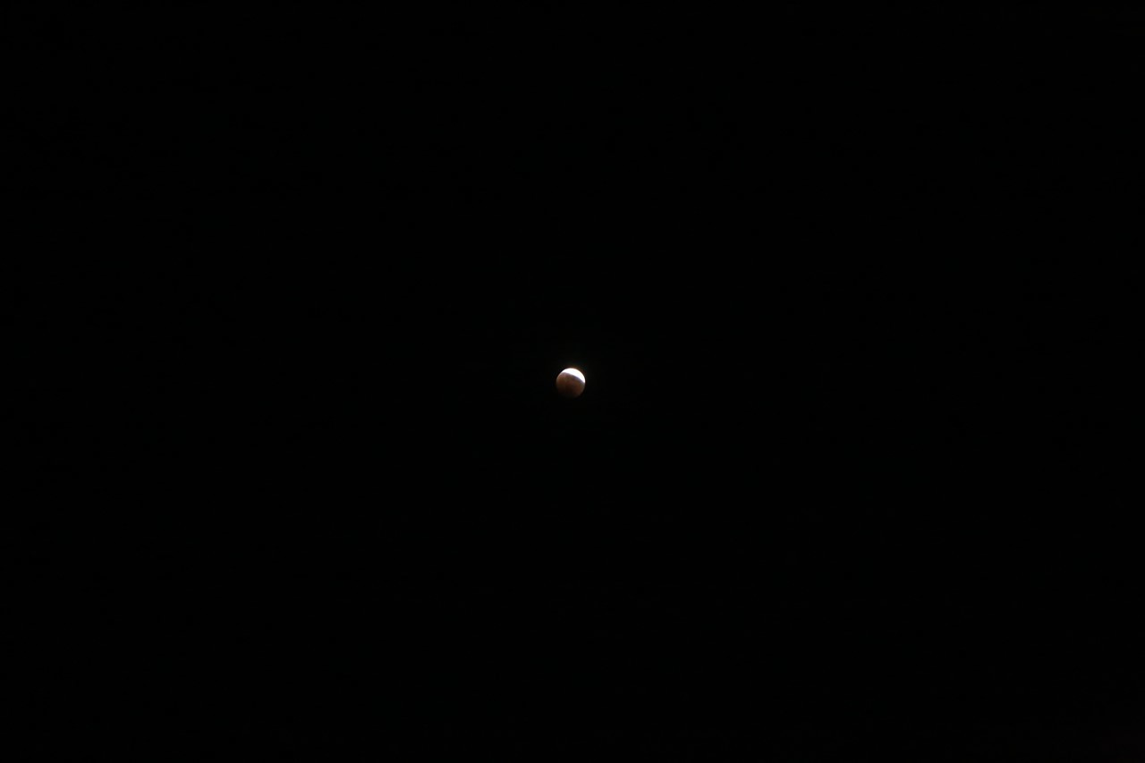 皆既月食を観察する夜空
