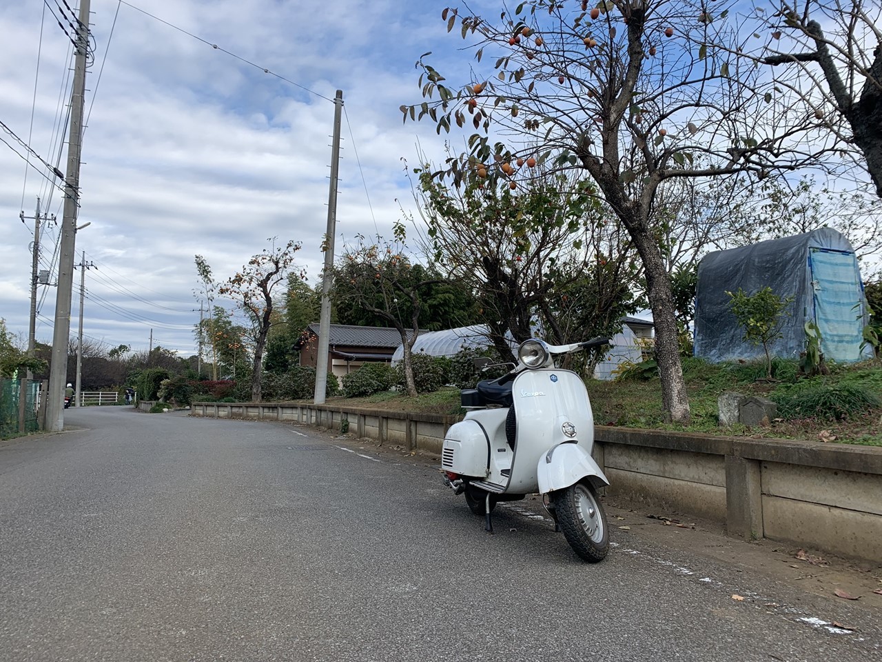 納車前チェック中のベスパ