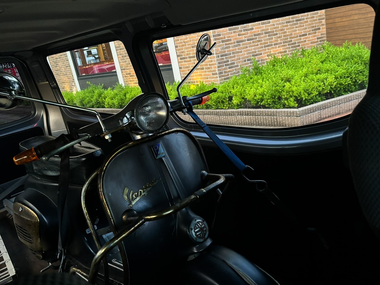 夕方に納車されたベスパ100