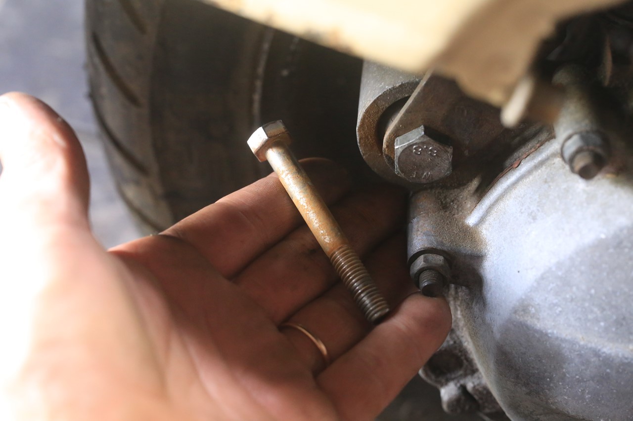 リアショックの取り付けボルト箇所