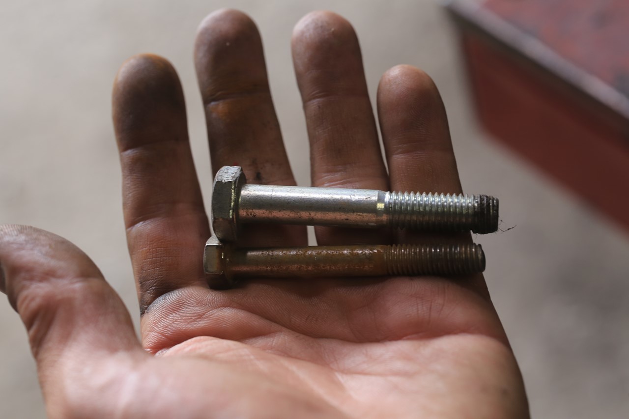 本来10mmのところに8mmのボルトが取り付けられていた状態