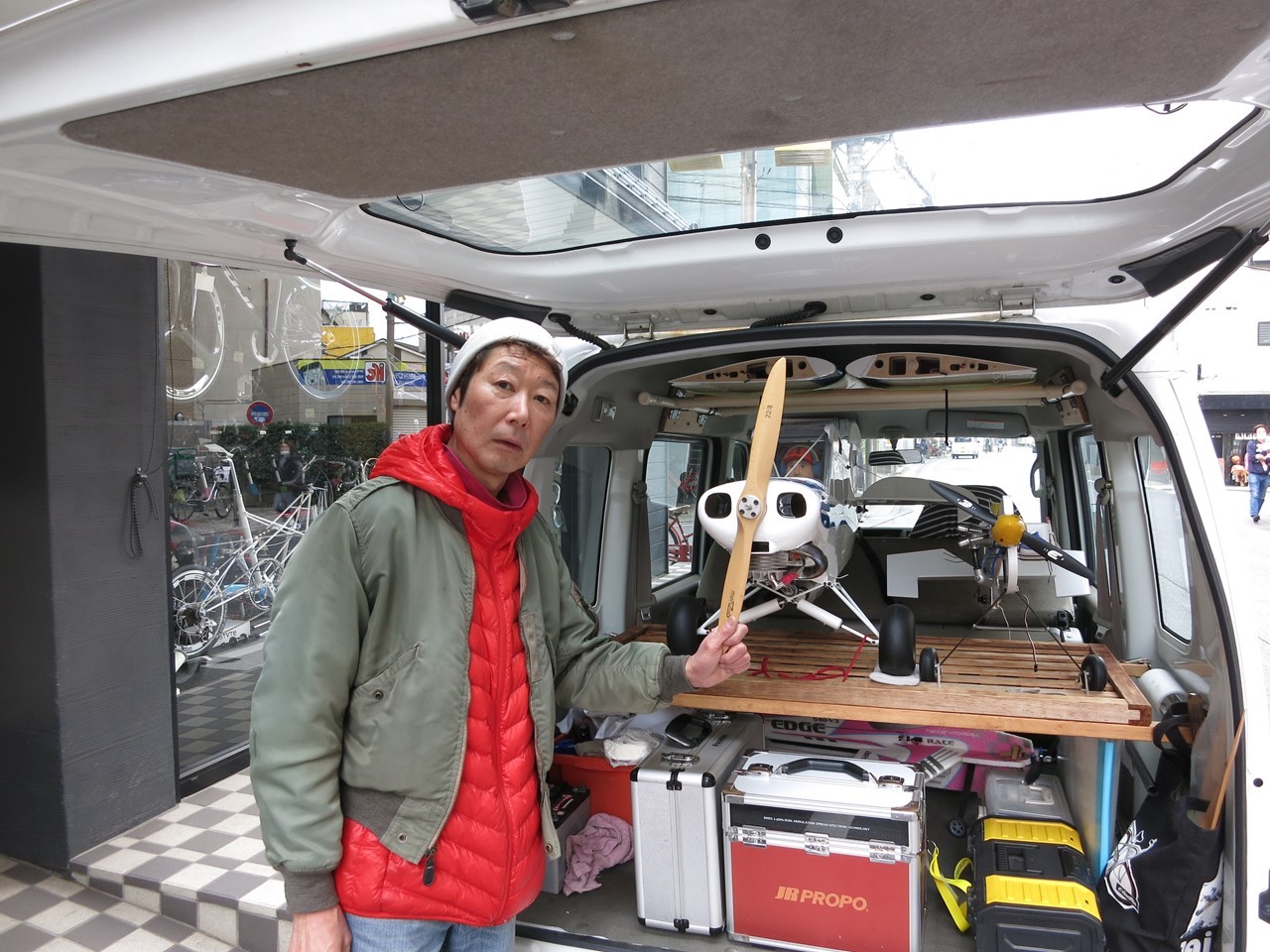 ラジコン飛行場へ向かう橋輪社長