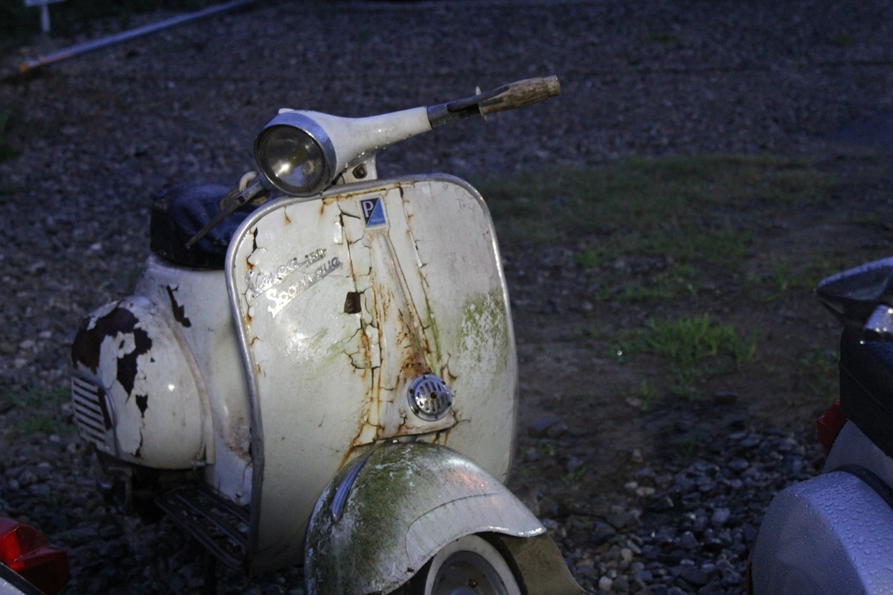 軒先にやってきたvespa150スポルティック