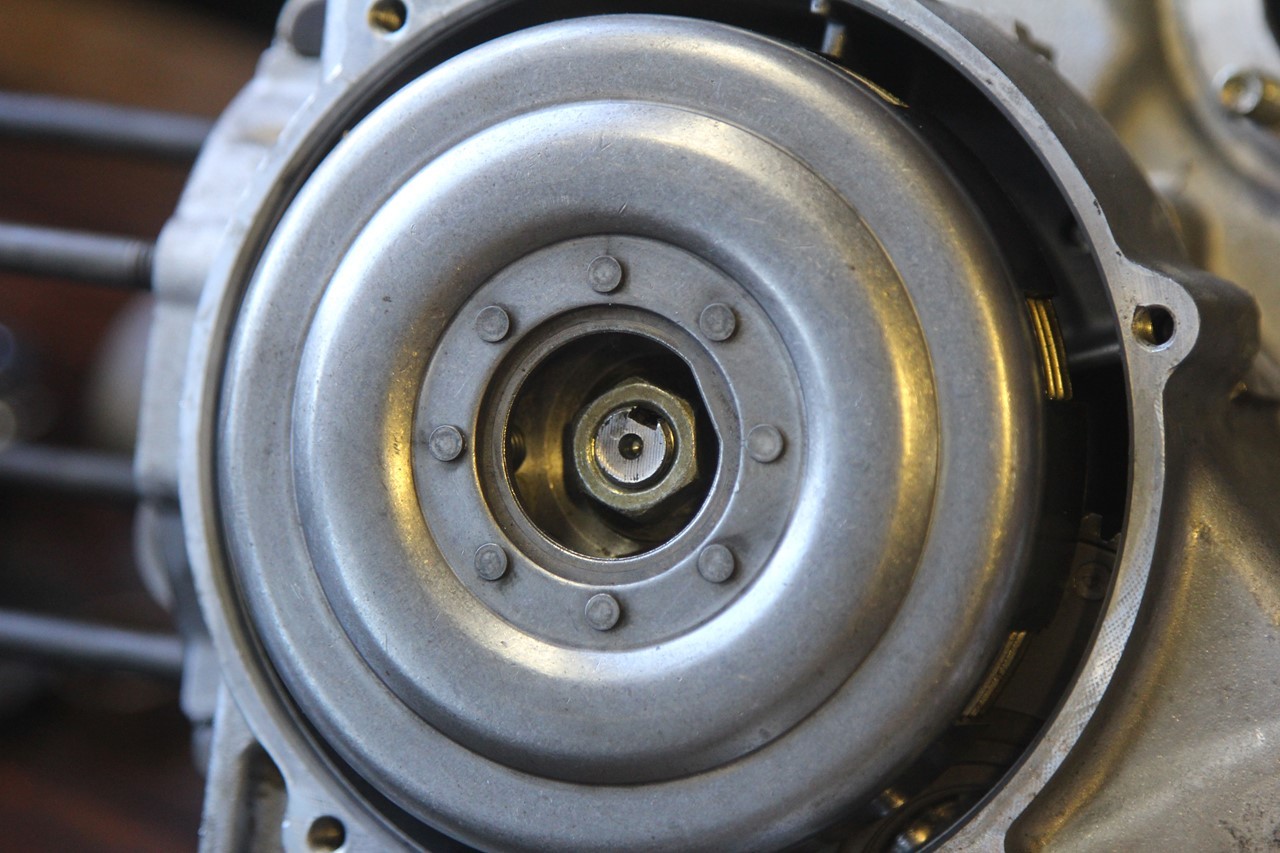 仮組を終えて車体とドッキングしたベスパPX200FL2