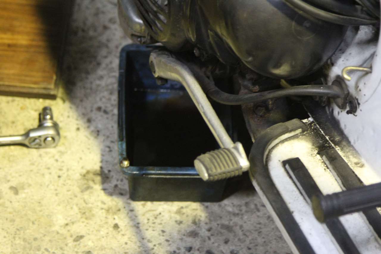 ミッションオイルを抜くPX125FL2のクランクケース付近