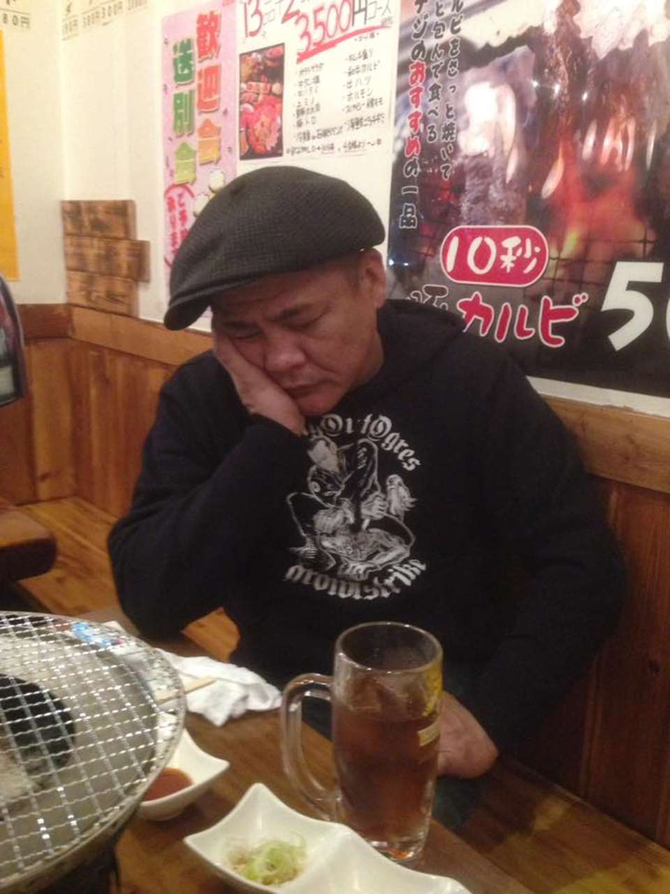 ライブの打ち上げで疲れて眠ってしまった男性