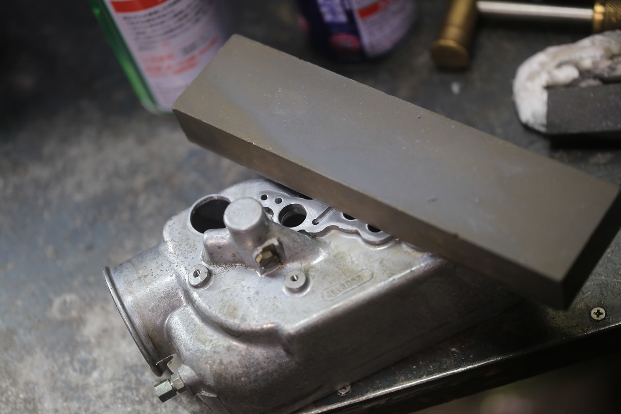 オイルストーンでパーツを磨く作業