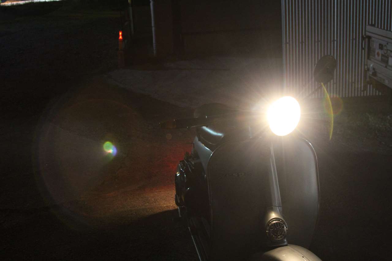 夜間に灯火類の動作確認をしているベスパ200RALLY。
