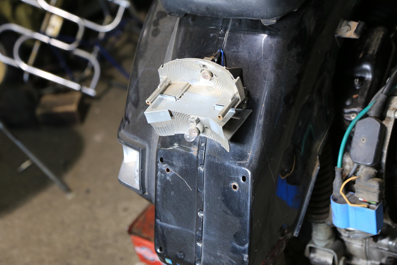 電装系に問題を抱えるベスパPXの前部