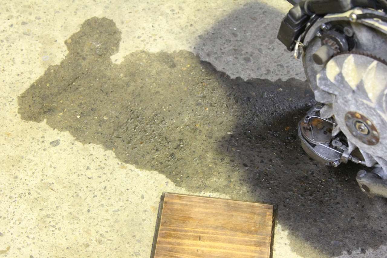 ガソリンが漏れているベスパPX200FL1のキャブ周辺